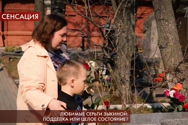 Екатерина вместе с сыном на Новодевичьем кладбище