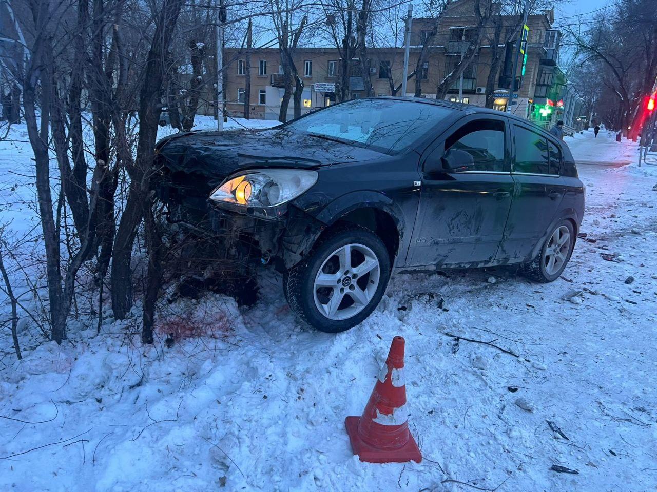 Молодой водитель Opel Astra пролетел перекресток на красный, выехал на тротуар и сбил пешехода в Челябинске