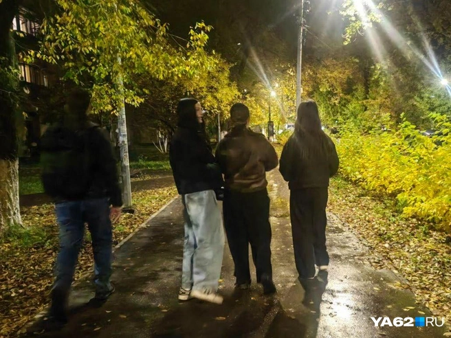 Девушки-подростки советуют не гулять в сторону Березовой | Источник: Кристина Мельникова / YA62.RU