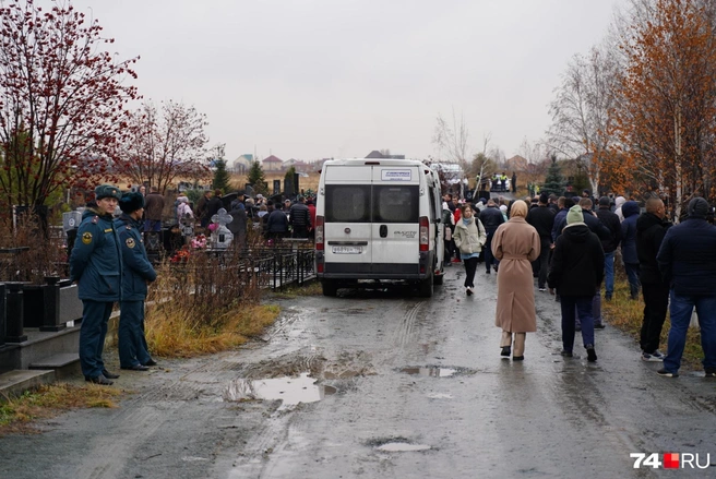 Елену хоронят на коркинском кладбище рядом с отцом | Источник: Михаил Шилкин / 74.RU