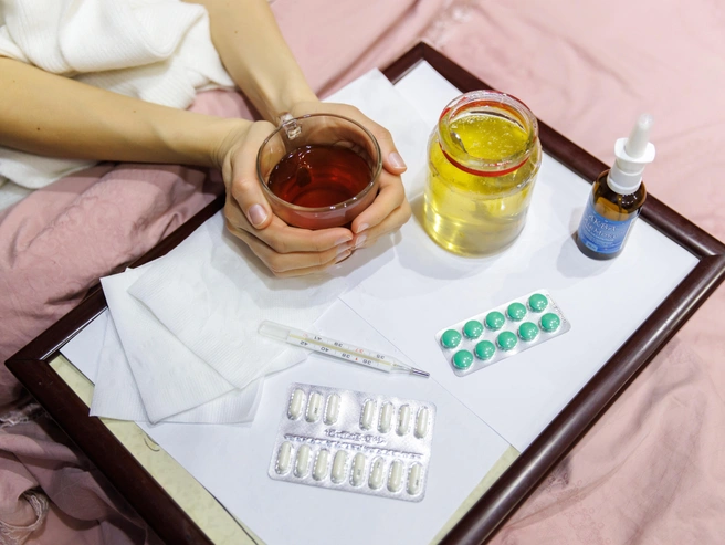 Врачи рекомендуют обильное питьё и симптоматическую терапию | Источник: Алексей Волхонский / V1.RU