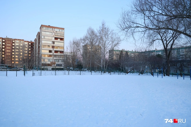 Новый корпус должны возвести на пустом участке у школы, но займется этим уже, видимо, мэрия | Источник: Наталья Лапцевич