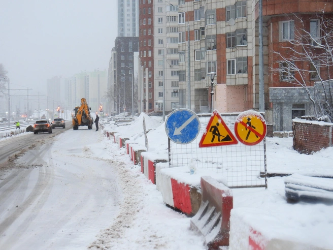 На Карпинского вдоль дома № 17 будут строить дублёр и тротуар, а пока проход запрещён | Источник: Кирилл Хафизов / 59.RU