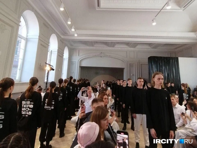 В легендарном «Гранд-отеле» прошел показ с непрофессиональными моделями | Источник: Зоя Кузнецова / «ИрСити»