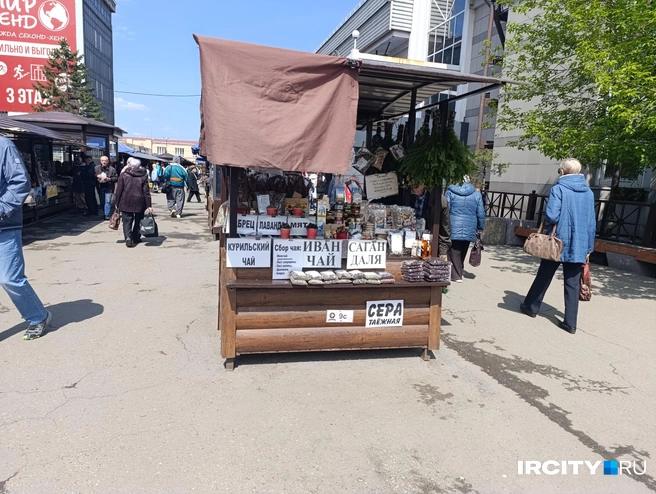 Травы и орешки можно купить в уличных киосках | Источник: Даниил Конин / «ИрСити»