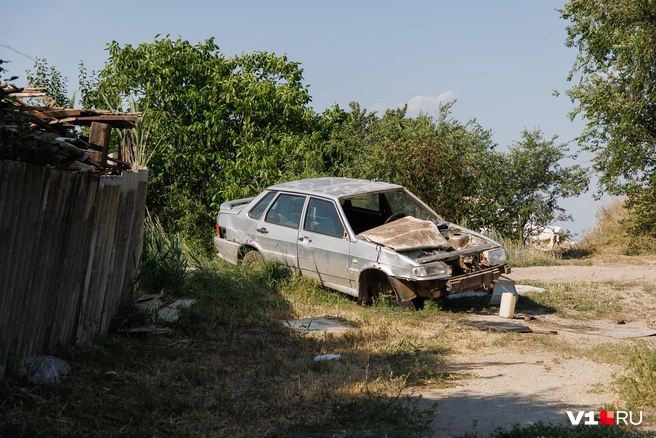 Разобранные автомобили тоже стали частью пейзажа Купоросного | Источник: Алексей Волхонский / V1.RU