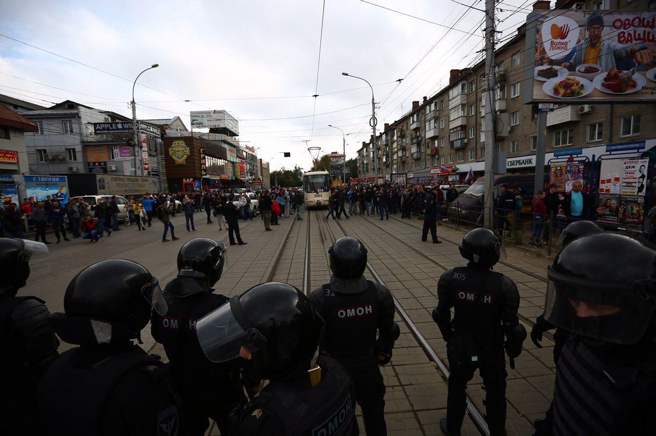 Полиция: ОМОН вывели на улицу, чтобы митингующие не забрали оружие в  Центральном РОВД - 10 сентября 2018 - НГС.ру