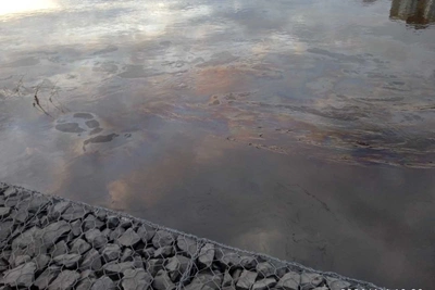 Масляные пятна с запахом топлива замечены на реке Миасс в Челябинске