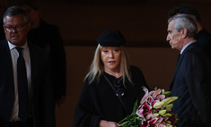 С букетом лилий: Пугачева одной из первых простилась с Михаилом Горбачевым