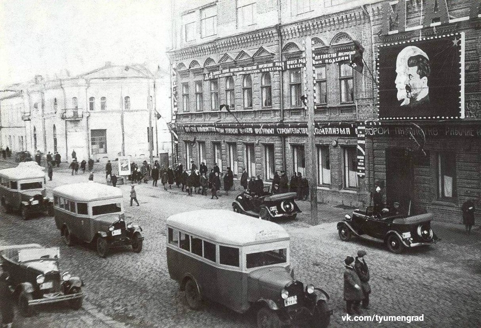 Третий и четвертый этаж надстроили примерно в 1950-е | Источник: Тюмень до нашей эры / vk.com