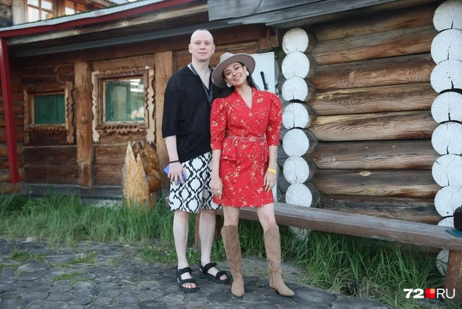 На этом снимке классные ребята. Девушка в красном — знаменитая телеведущая Тюмени | Источник: Ирина Шарова / 72.RU