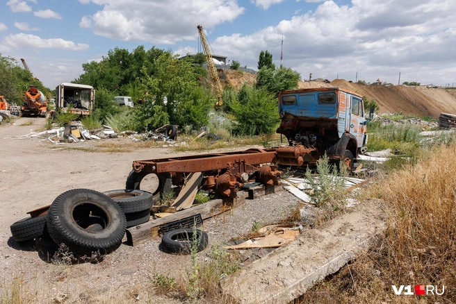 А вот полусгнивший остов КАМАЗа, видимо, вреда природе не причиняет | Источник: Алексей Волхонский / V1.RU