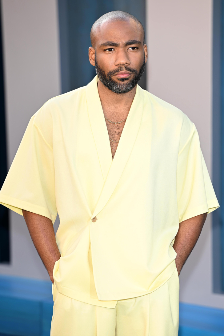 Самый стильный мужчина на «Оскаре-2022»: Дональд Гловер в лимонной пижаме на голое тело