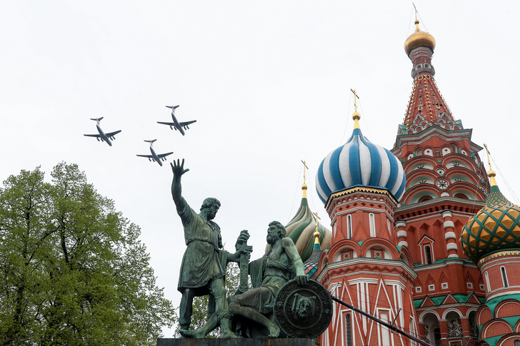 75 самолетов и вертолетов в честь 75-летия Победы: как прошел воздушный парад в Москве