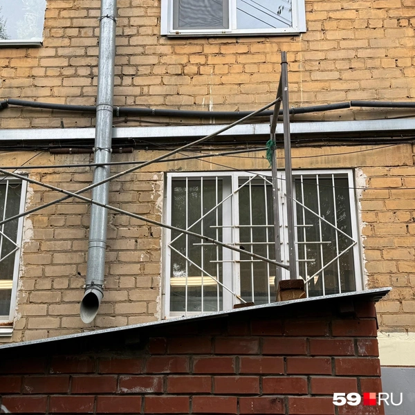 На крышах подвалов тоже есть дощечки | Источник: Наталья Пальникова / 59.RU