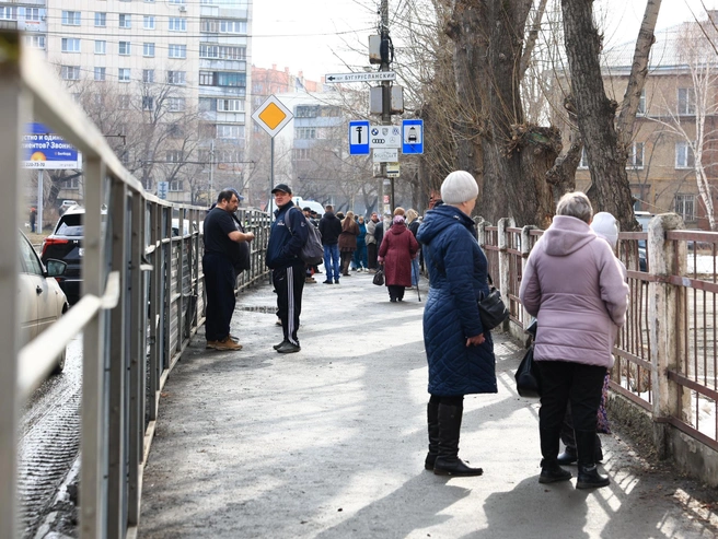 У входа в школу собрались встревоженные родители и родственники учащихся | Источник: Михаил Шилкин