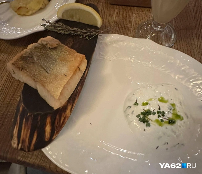 Вот так выглядел судак&nbsp;— когда подали, я даже не поняла сначала, где что | Источник: Виктория Улитова / YA62.RU