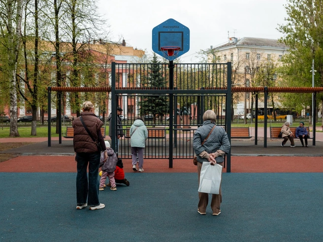 Посетители гуляют по площадке для стритбола | Источник: Александр Куренной / 76.RU