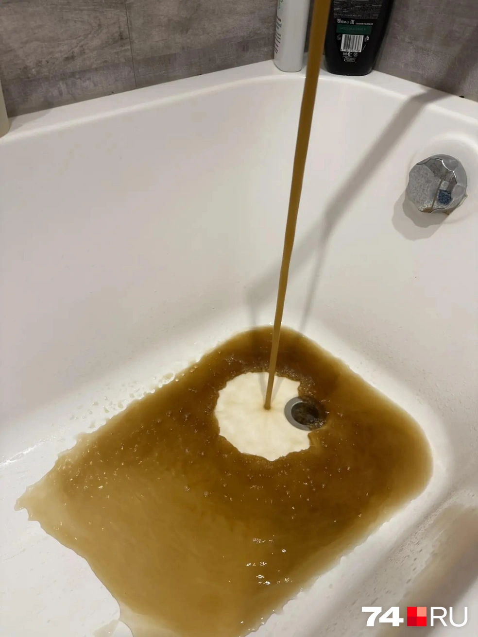 В такой воде даже руки помыть неприятно  | Источник: читатель 74.RU