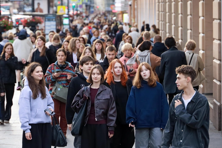 Прохожие на Невском проспекте в Петербурге осенью, архивное фото | Источник: Oleg Elkov/Shutterstock/Fotodom.ru