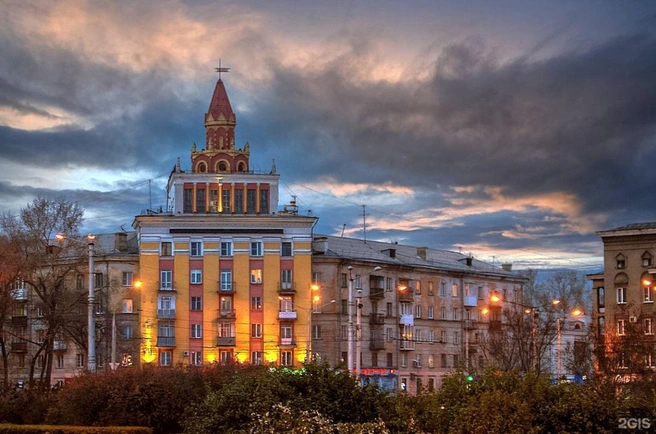 «Дом с башенкой» — одно из последних зданий в стиле сталинского ампира, где сама башня была достроена лишь в 2003 году | Источник: www.city-n.ru