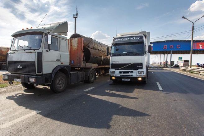 Разворачивают даже рефрижераторы со скоропортящимися продуктами | Источник: Алексей Волхонский / V1.RU