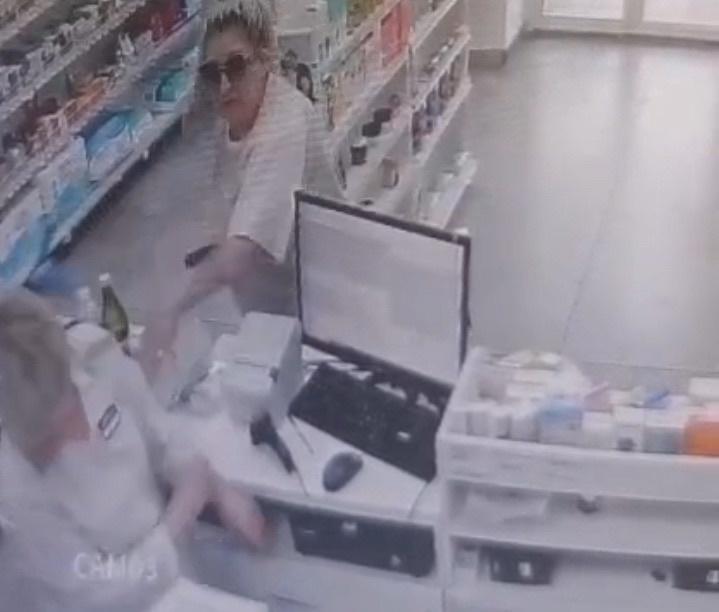 Швыряла товар фармацевту в лицо и кричала: в Магнитогорске женщина устроила дебош в аптеке (видео)