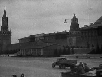 В 1941-м по брусчатке вовсю ездили автомобили | Источник: кадр из д/ф «Разгром немецких войск под Москвой» (18+)