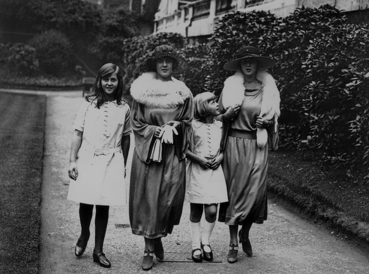 Фото №7 - Принц Филипп и его семья: как тяжелое детство сформировало характер супруга Елизаветы II