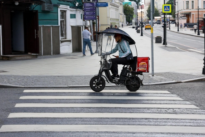 Главные люди страны — курьеры | Источник: Артём Устюжанин / MSK1.RU