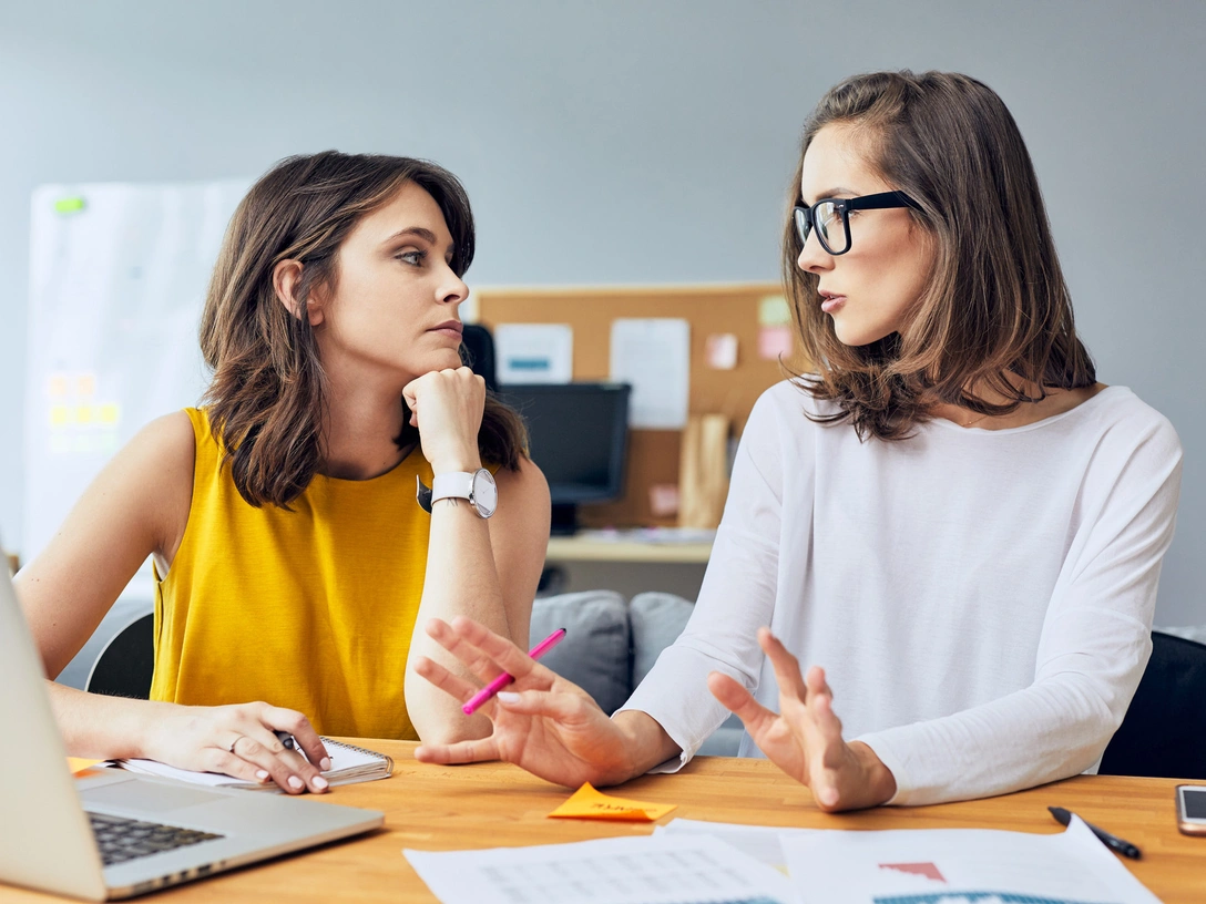 7 неуместных фраз, которые не стоит говорить человеку в беде | marieclaire.ru