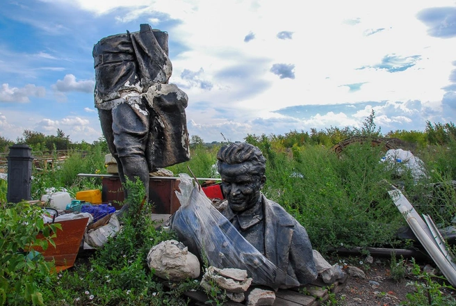 В Копейске есть завод имени Кирова, ДК имени Кирова, улица Кирова. И есть много памятников Кирову, в том числе вот таких | Источник: Артем Краснов