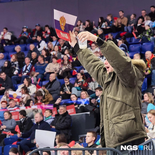 Фанаты поддерживали детей | Источник: Александр Ощепков / NGS.RU