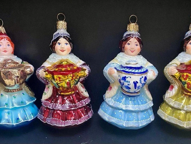 Самым дорогим экземпляром стала купчиха с гжельской росписью | Источник: «Авито»