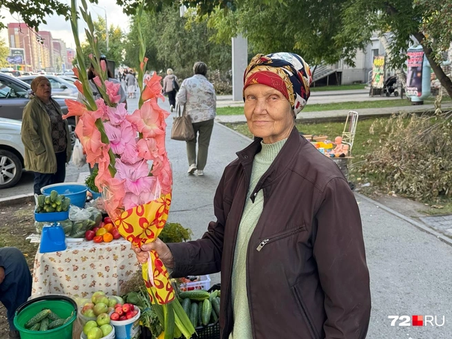 Один букет остался у пенсионерки, продает гладиолусы нежных цветов за 350 рублей  | Источник: Анастасия Малышкина / 72.RU 