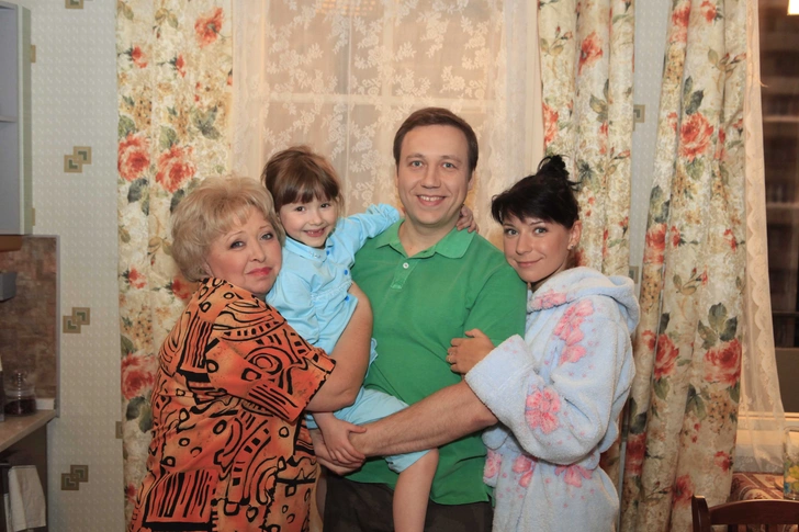 «Многие спрашивали, поддержали ли актеры? — говорила Ильюхина о коллегах по ситкому. — Нет. Даже не написал никто. Вот она семья. Все актеры те же дети»