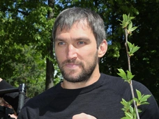 Сам таскает огромные баулы и радуется возвращению: Александр Овечкин с семьей прилетел в Россию
