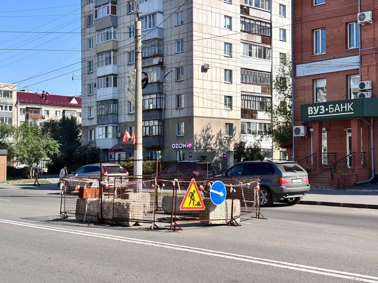 Приличная яма: на Пролетарской провалился асфальт