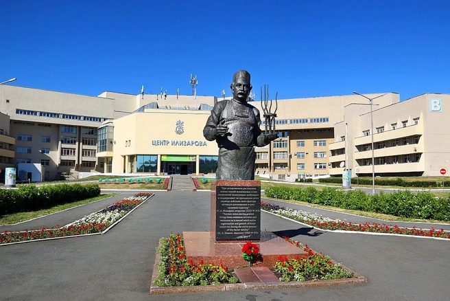 Центр Илизарова, памятник Илизарову перед ним  | Источник: Ilizarov.ru
