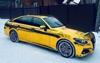 Золотую Toyota Crown 2018 года выпуска продают в Красноярске. Сколько стоит пафосная «японка»?