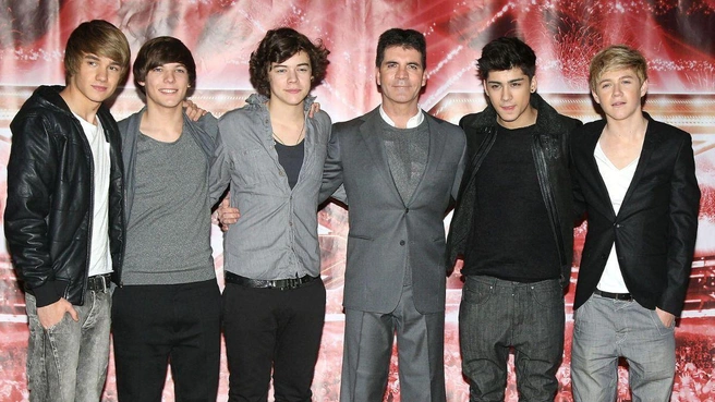 Коуэлл (третий справа) помог создать One Direction, в составе которого был Пейн (крайний слева). | Источник: MEGA