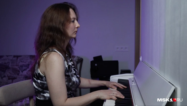 Елена ведет ютуб-канал об игре на фортепиано и освещает проблемы незрячих людей в своем блоге | Источник: Дмитрий Толстошеев / MSK1.RU