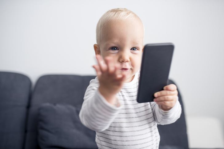 Невидимый третий: как экран телефона влияет на восприятие мамы малышом