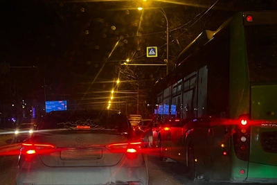 Въезд в Академ парализовала огромная пробка