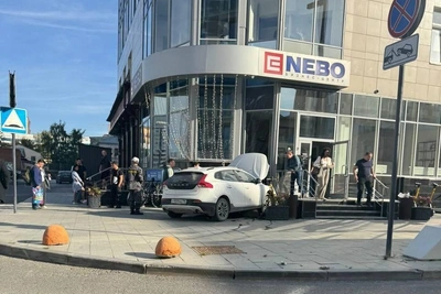 Volvo протаранила бизнес-центр в Екатеринбурге