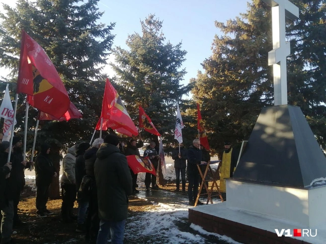 У креста, посвященного павшим воинам, братство читает молитву | Источник: Ирина Яковлева / V1.U
