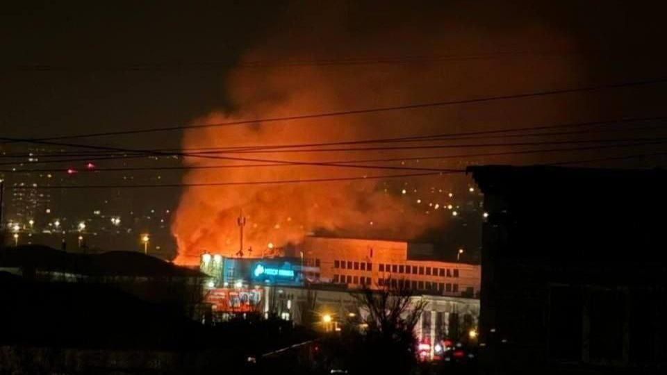 Появилось видео пожара в заброшенненом цехе тракторного завода Волгограда, который тушили 3 часа