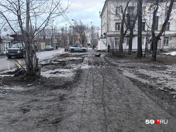 Тротуар был особенно опасным, когда на нем лежали снег и наледь | Источник: Читатель 59.RU