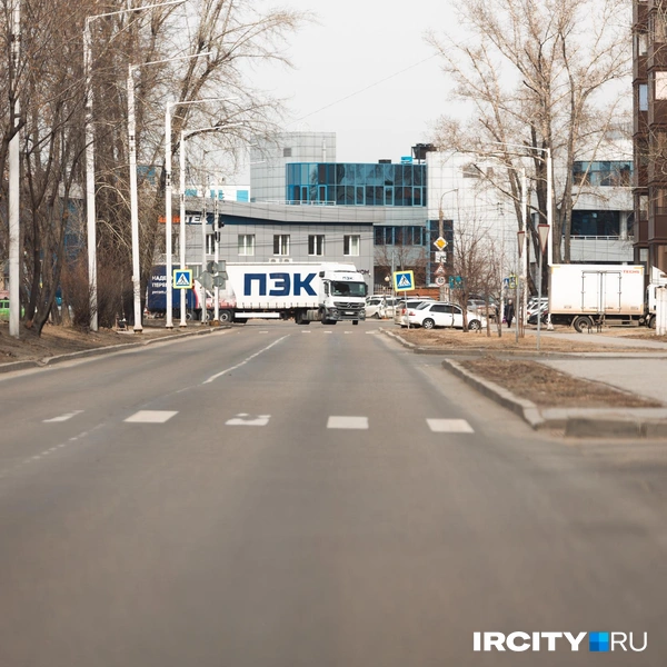 На участке возле авиазавода в августе 2025 года произошло смертельное ДТП. Под колесами Honda Airwave погибла женщина, которая шла на работу. Она переходила только-только отремонтированную дорогу, на которой еще не успели нанести пешеходную разметку. Это сделали только после трагедии | Источник: Даниил Конин / «ИрСити»