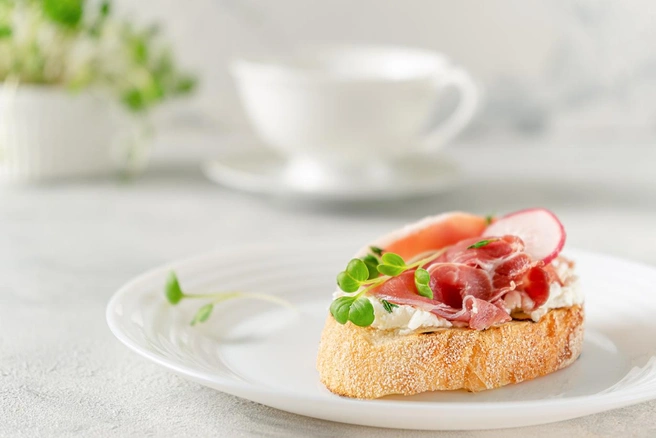 Вы можете украсить брускетту любыми ингрендиентами по вкусу | Источник: Napoletana / iStock